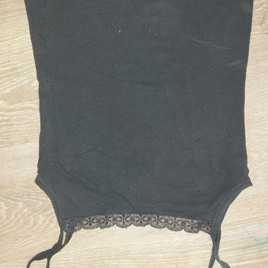 Top nero con bordi in pizzo
