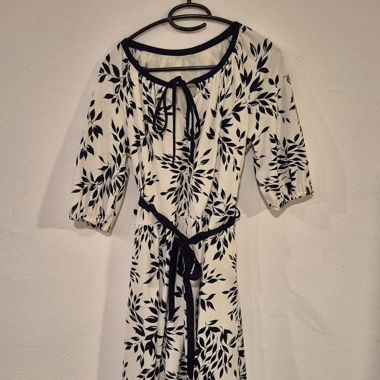 Weisses Midikleid mit schwarzem Blattmuster