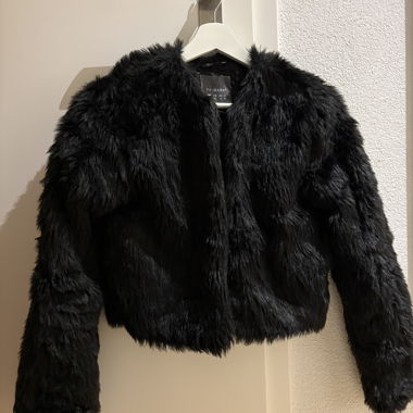 Short black jacket with faux fur