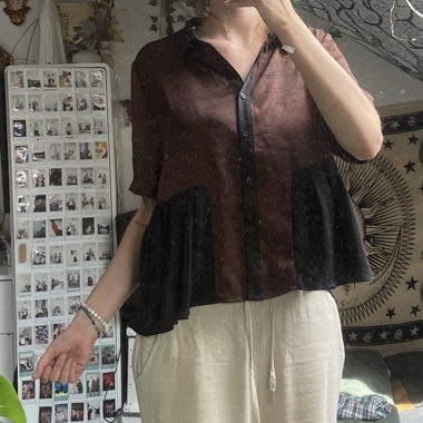 Blusa marrone e nera con volant