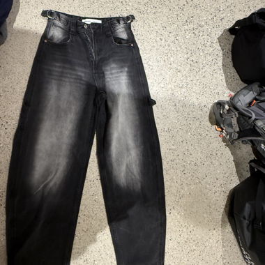 Schwarze Mom-Jeans mit Waschung