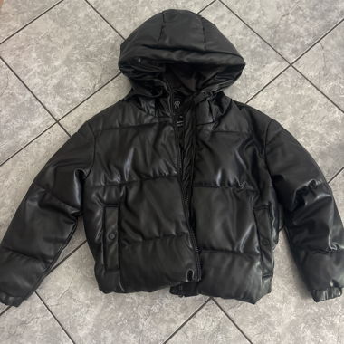 Schwarze Daunenjacke mit Kapuze