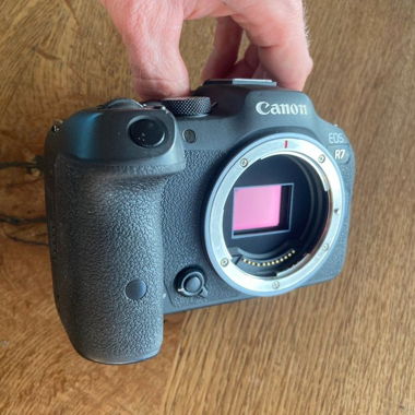 Canon EOS R7 Kamera mit Zubehör guter Zustand