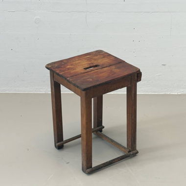 Industrieller Holzhocker mit Grifföffnung 1940er