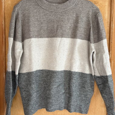 Maglione a righe grigio e beige