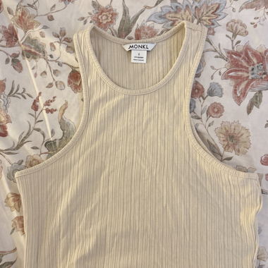Top a coste beige di Monki