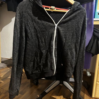 Giacca nera con cappuccio e zip