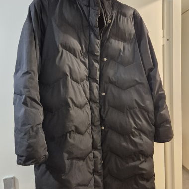 Schwarze lange Steppjacke