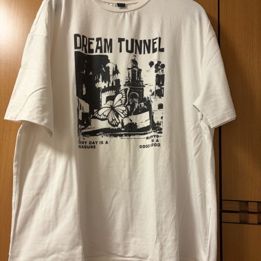 T-shirt bianca grafica