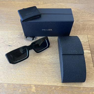 Lunettes de soleil Prada