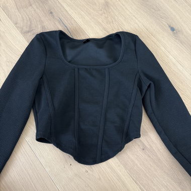 Crop-top noir à manches longues