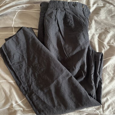 Leichte schwarze Hose mit Streifen