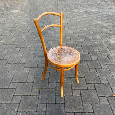 Chaise en bois avec assise à motifs