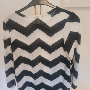 Black-and-white chevron long-sleeve shirt