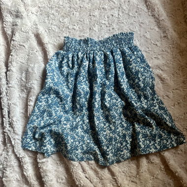 Jupe bleue fleurie