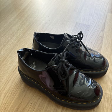 Scarpe Dr. Martens in vernice con piattaforma EU 37