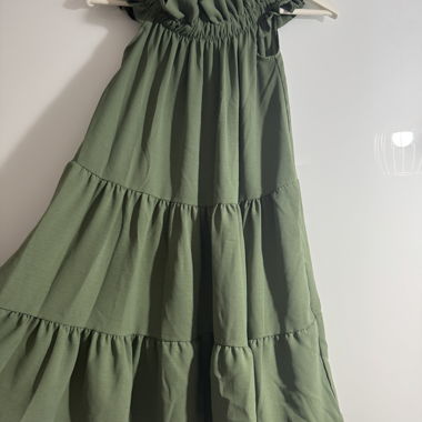 Gruenes Rueschenkleid