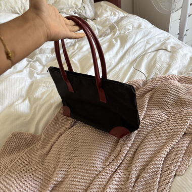 Borsa a mano nera con manici rossi
