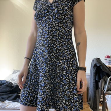 Blumenkleid schwarz und blau , Grösse M