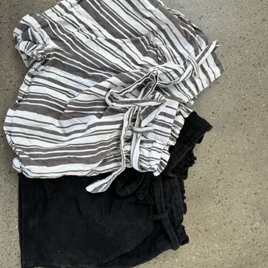 2 Damen-Shorts, schwarz & gestreift