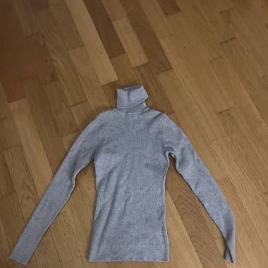 Enger Grauer Pullover Grösse S