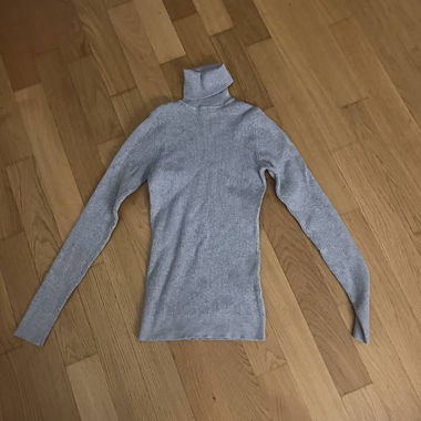 Enger Grauer Pullover Grösse S