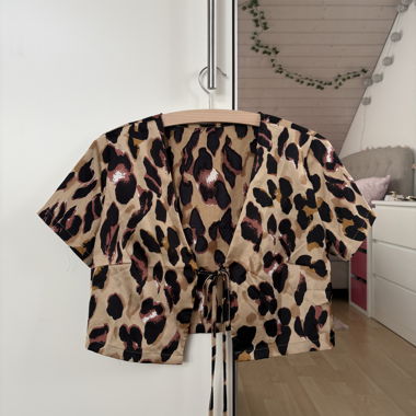 Top corto annodato davanti stampa leopardata