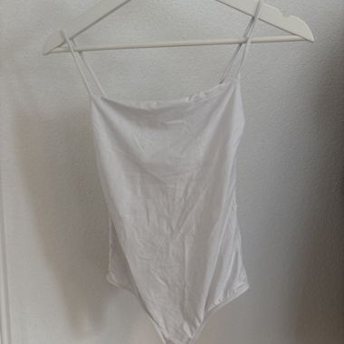 Weisses Body mit feinen Trägern