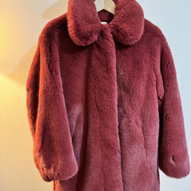 Roter bordeaux Kunstpelzmantel