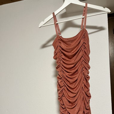 Partykleid korallfarben