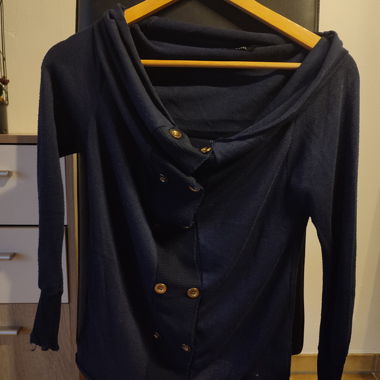 Dunkelblauer Pulli