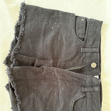 Schwarze kurze Jeanshosen