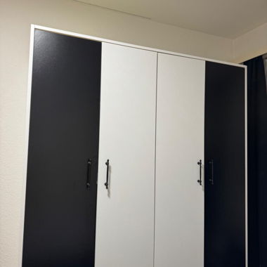 Grande armadio nero/bianco moderno