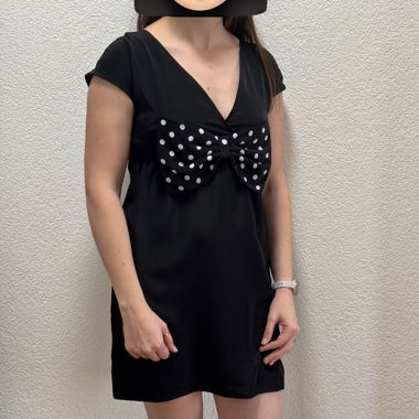 Abito nero corto con grande fiocco a pois