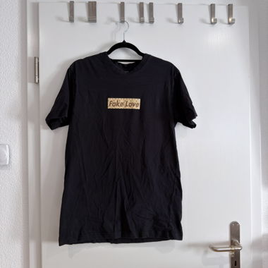 T‑shirt nero "Fake Love"