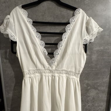 Robe blanche courte avec grand décolleté 