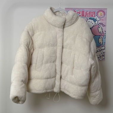 Cremefarbene flauschige Steppjacke