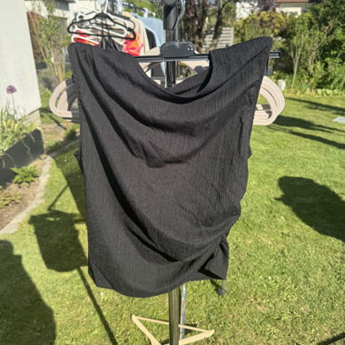 Haut noir sans manches