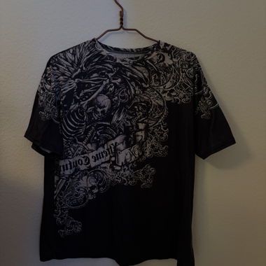 Zwei T-shirts mit Grafik