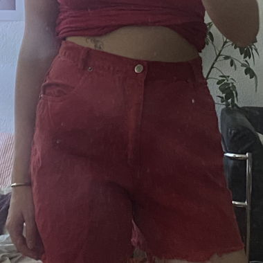 Short en jean rouge avec franges