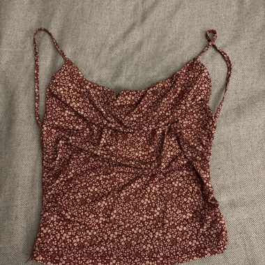 Top floreale con spalline sottili