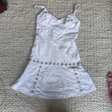 Robe blanche à bretelles avec œillets