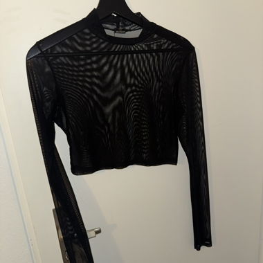 Top a maniche lunghe in mesh nero Urban Outfitters