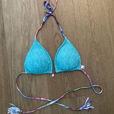 Türkisfarbene Bikinioberteil