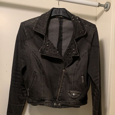 Schwarze Jeansjacke mit Nieten von Mango