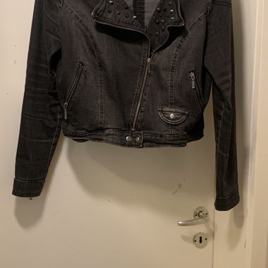 Veste en jean noire avec clous de Mango