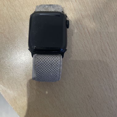 Schwarze Smartwatch mit Textilarmband