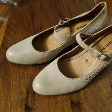 Pumps beige mit Verzierung