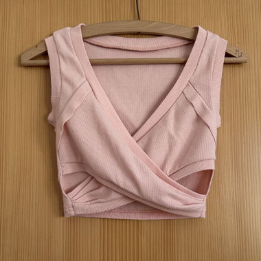 Top rosa chiaro con scollo a V