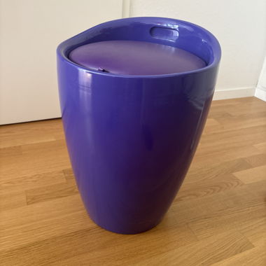 Boîte de rangement violette avec couvercle